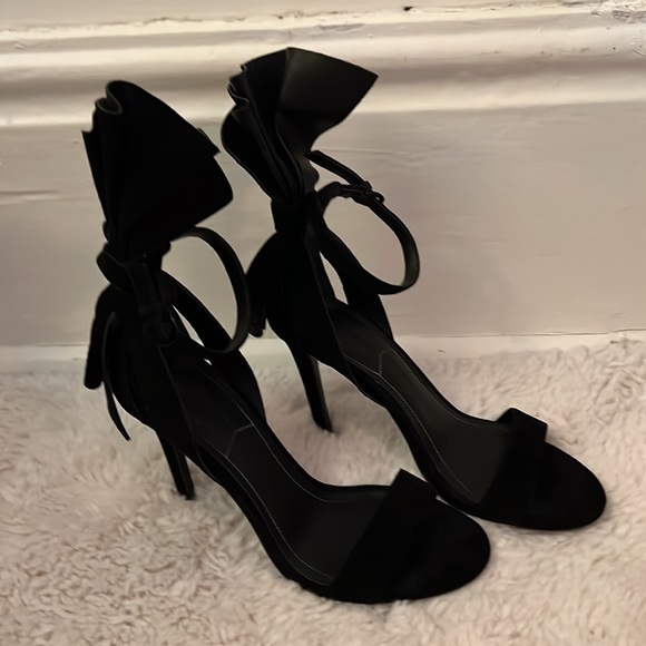 Kendall + Kylie Heeled Sandals 🖤 - Picture 2 of 5